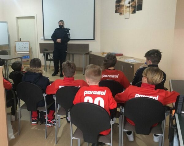 Policjantki z wizytą u młodych piłkarzy