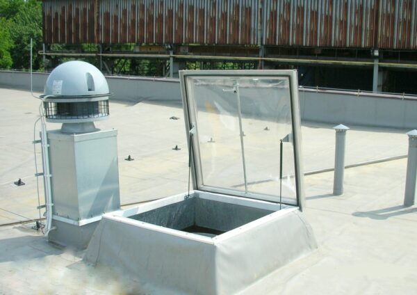 Czym są wyłazy dachowe i jakie funkcje pełnią?