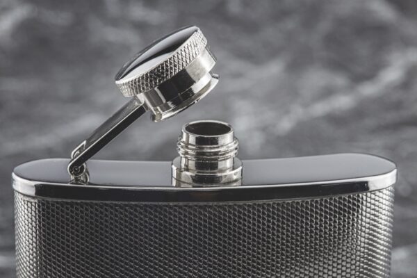 Piersiówki z grawerem na prezent dla bliskiej osoby