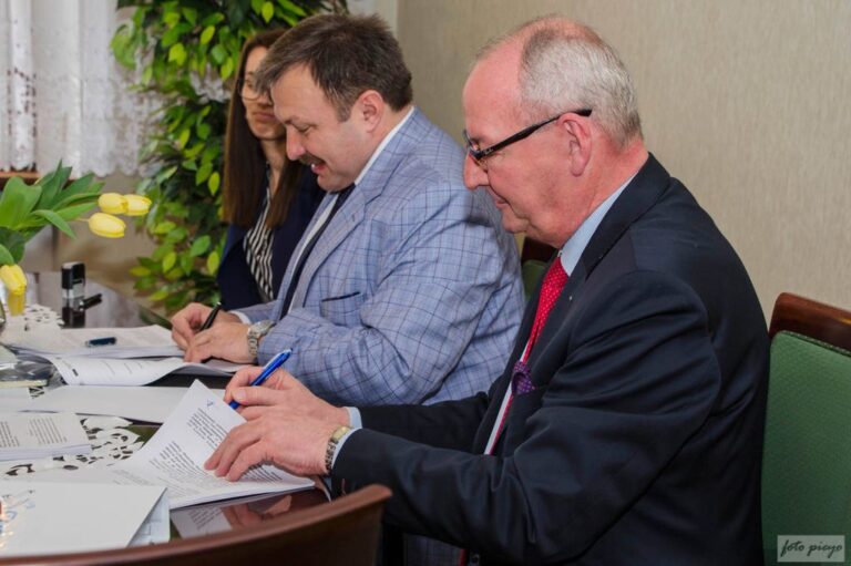 Podpisali umowę na montaż paneli fotowoltaicznych