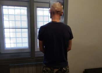 Schował się… w szafie