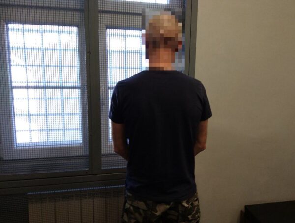 Schował się… w szafie