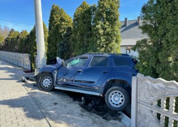 Uderzył w betonowe ogrodzenie