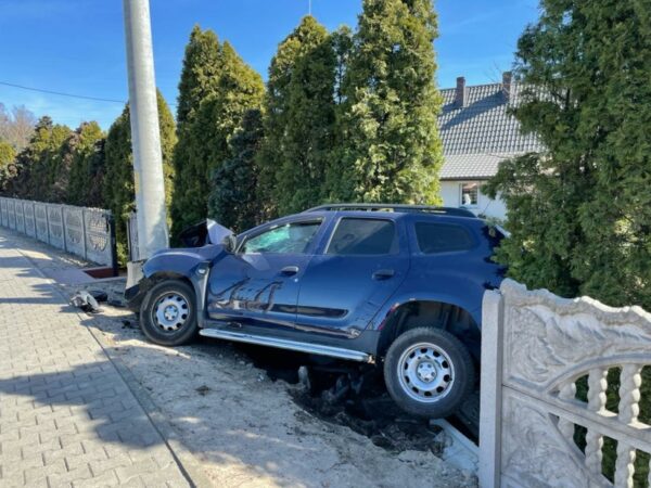 Uderzył w betonowe ogrodzenie