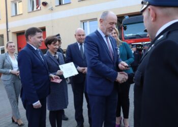 Przekazanie pojazdu kobylińskiej jednostce OSP