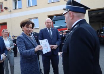 Przekazanie pojazdu kobylińskiej jednostce OSP