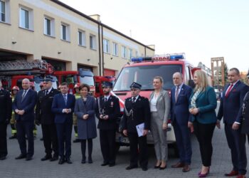 Przekazanie pojazdu kobylińskiej jednostce OSP