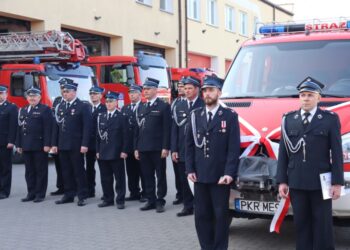 Przekazanie pojazdu kobylińskiej jednostce OSP