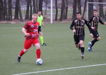 Przegrana z liderem po zaciętym pojedynku