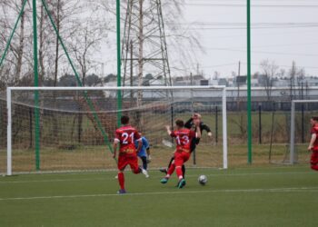 Przegrana z liderem po zaciętym pojedynku