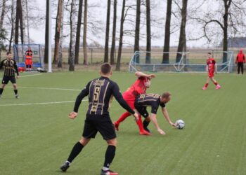 Przegrana z liderem po zaciętym pojedynku Przegrana z liderem po zaciętym pojedynku