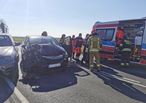 Zderzenie osobówek na krajówce