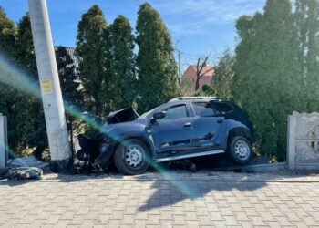 Uderzył w betonowe ogrodzenie