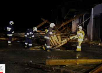 Dwa obiekty zniszczone przez wiatr