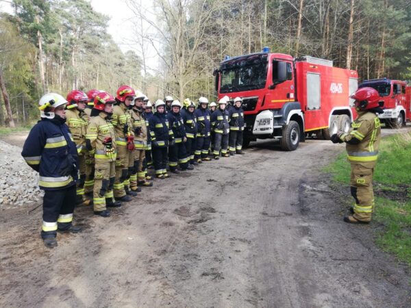 Strażacy ćwiczyli w lesie