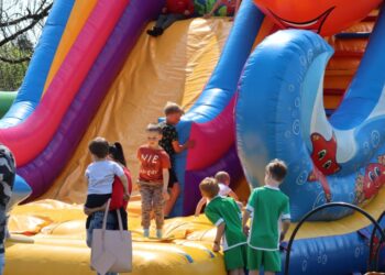 Podwórkowe zabawy z dawnych lat