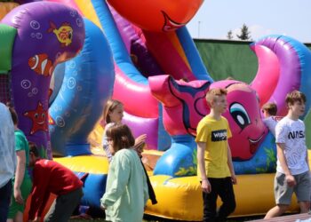 Podwórkowe zabawy z dawnych lat