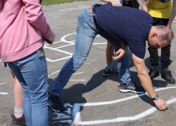 Podwórkowe zabawy z dawnych lat