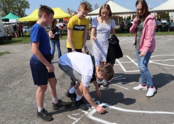 Podwórkowe zabawy z dawnych lat