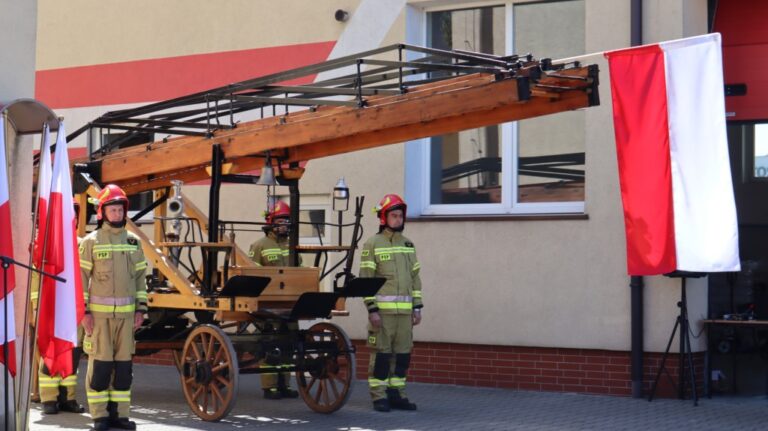 Uroczysty apel z okazji święta strażaków