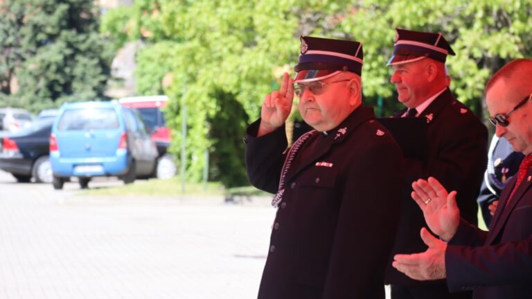 Uroczysty apel z okazji święta strażaków