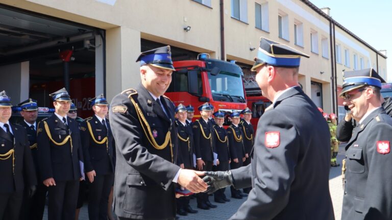 Uroczysty apel z okazji święta strażaków