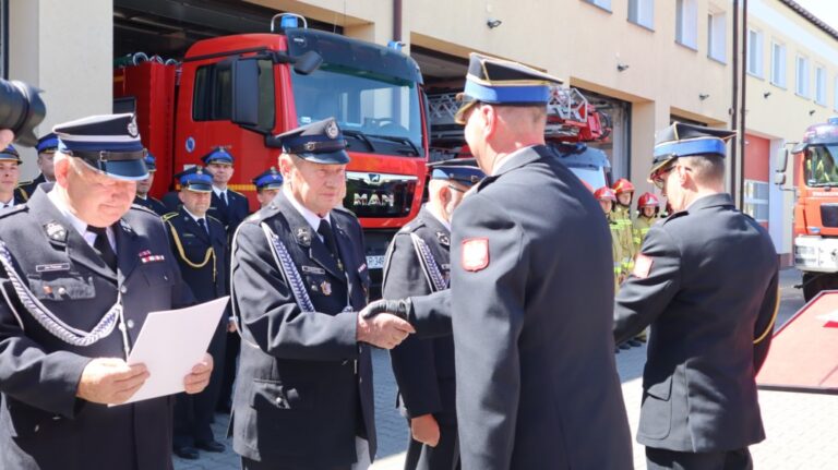 Uroczysty apel z okazji święta strażaków