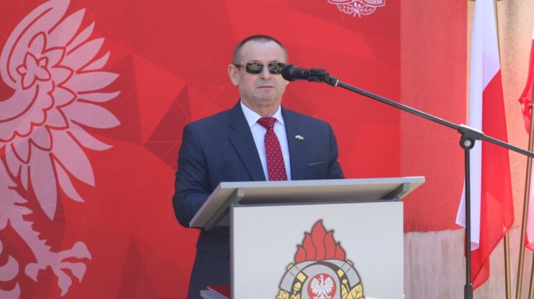 Uroczysty apel z okazji święta strażaków