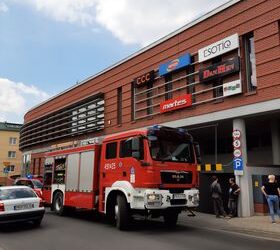 Pożar samochodu na podziemnym parkingu