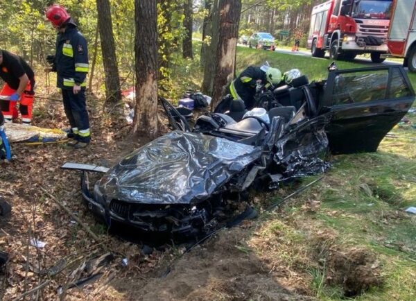 Czołowe zderzenie osobówek