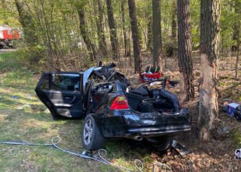 Czołowe zderzenie osobówek