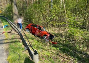 Czołowe zderzenie osobówek