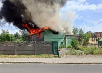 Płonął nieużytkowany budynek