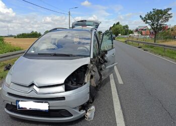 Zderzenie osobówek na krajówce