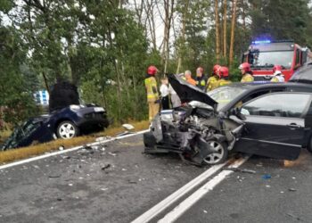 Czołowe zderzenie samochodów