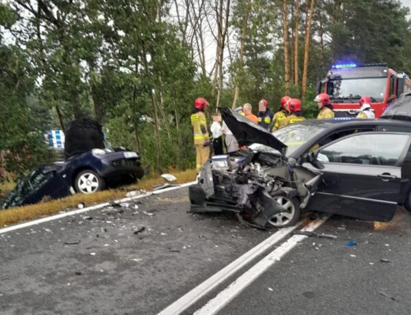 Czołowe zderzenie samochodów