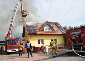 Ponad pięć godzin walczyli z ogniem