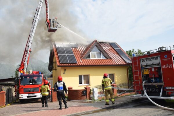 Ponad pięć godzin walczyli z ogniem