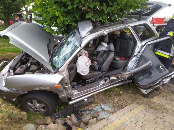 Osobówka uderzyła w drzewo