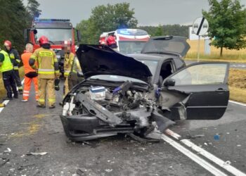 Czołowe zderzenie samochodów