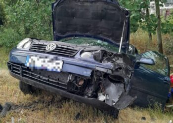 Czołowe zderzenie samochodów