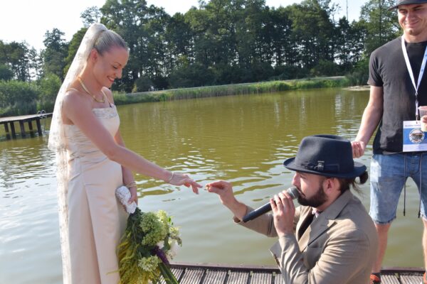 Przednia zabawa w weselnym anturażu