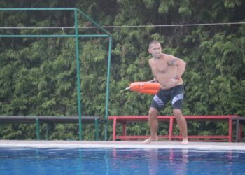 Ratownicy rywalizowali na basenie