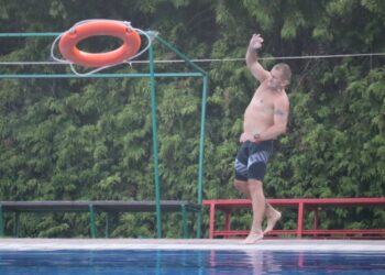 Ratownicy rywalizowali na basenie