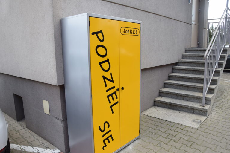 Szafa dla potrzebujących wsparcia