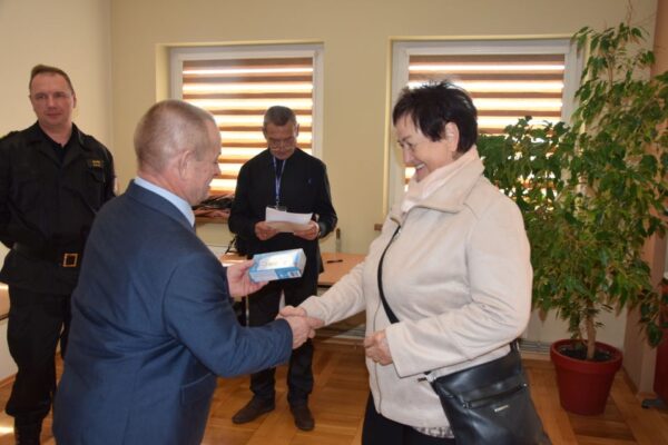 Ponad sto czujek trafiło do mieszkańców powiatu