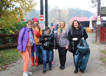 Zbierali śmieci i sadzili drzewa