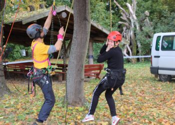 Zbierali śmieci i sadzili drzewa