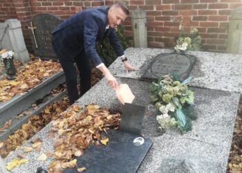 Porządkowanie grobów osób związanych ze szkołą