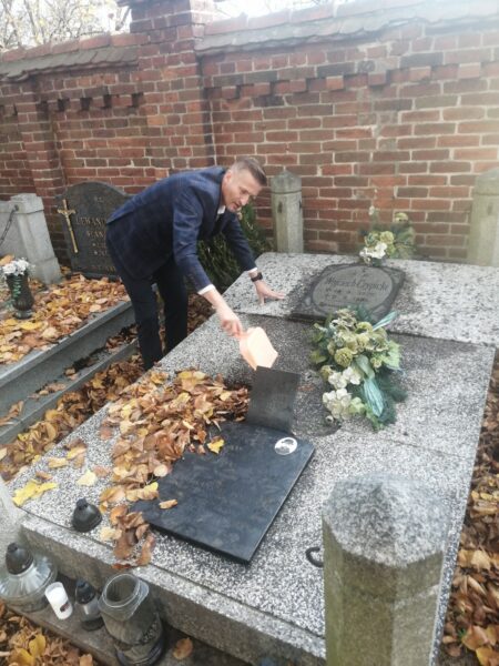 Porządkowanie grobów osób związanych ze szkołą